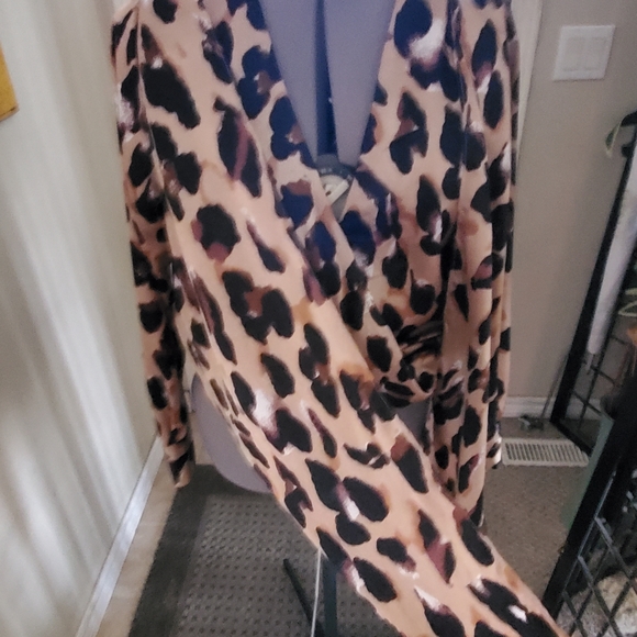 Flowy, front tie blouse with cuff sleeve - Picture 3 of 3